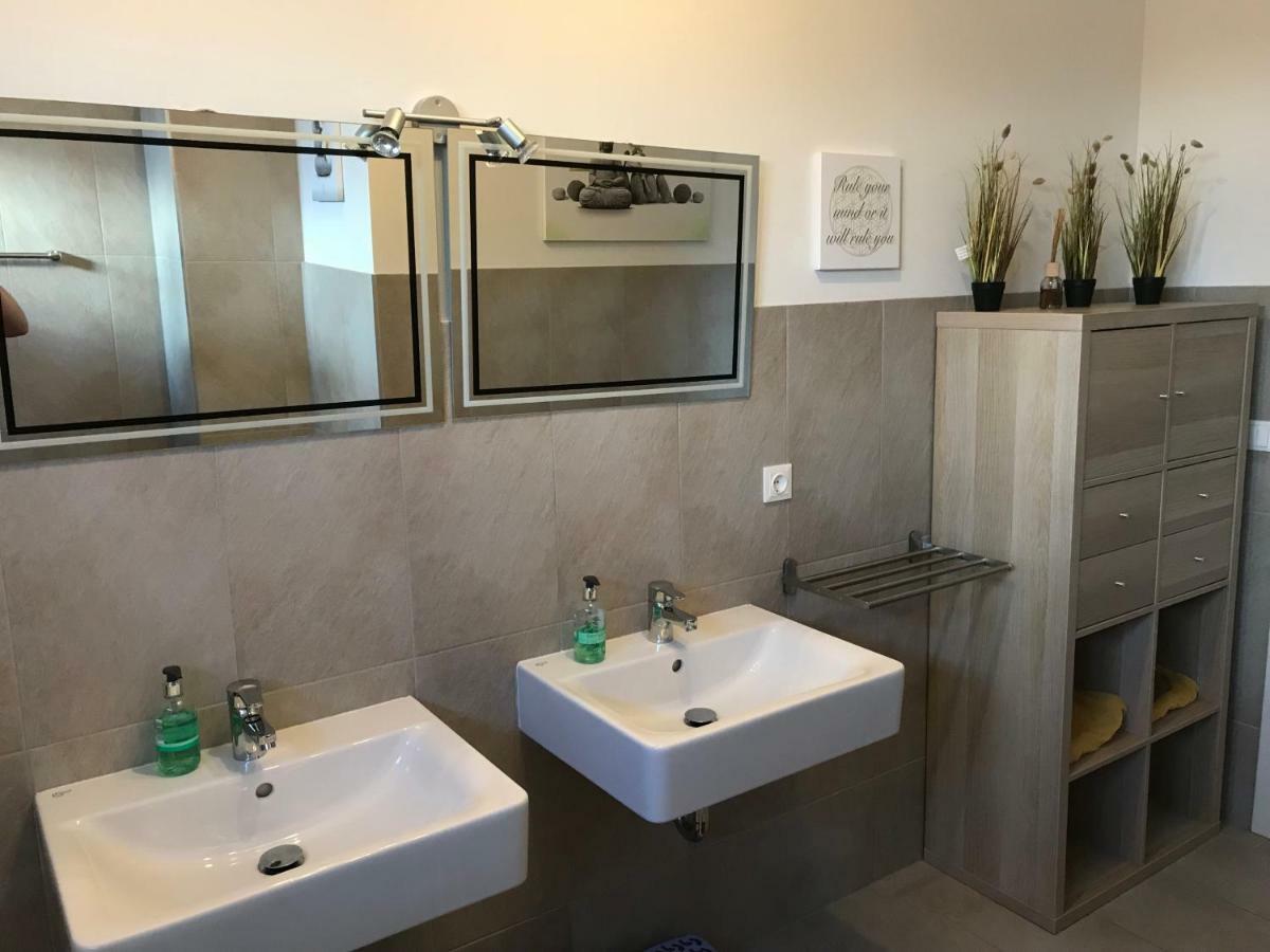 Kmheim, Cozy 103M2 Apartment, With 3 Bedroom And Covered Free Parking Place, Close To City Center Štýrský Hradec Exteriér fotografie